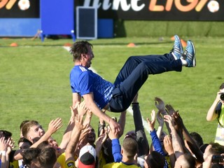 Futbalisti Michaloviec po udržaní sa v Niké lige vyhadzujú do vzduchu trénera Františka Straku.