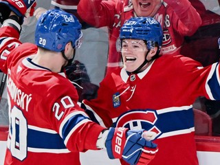 Juraj Slafkovský a Cole Caufield oslavujú gól Montrealu.