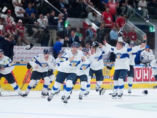 Fínsko oslavuje zisk zlatej medaily na MS v hokeji 2026.