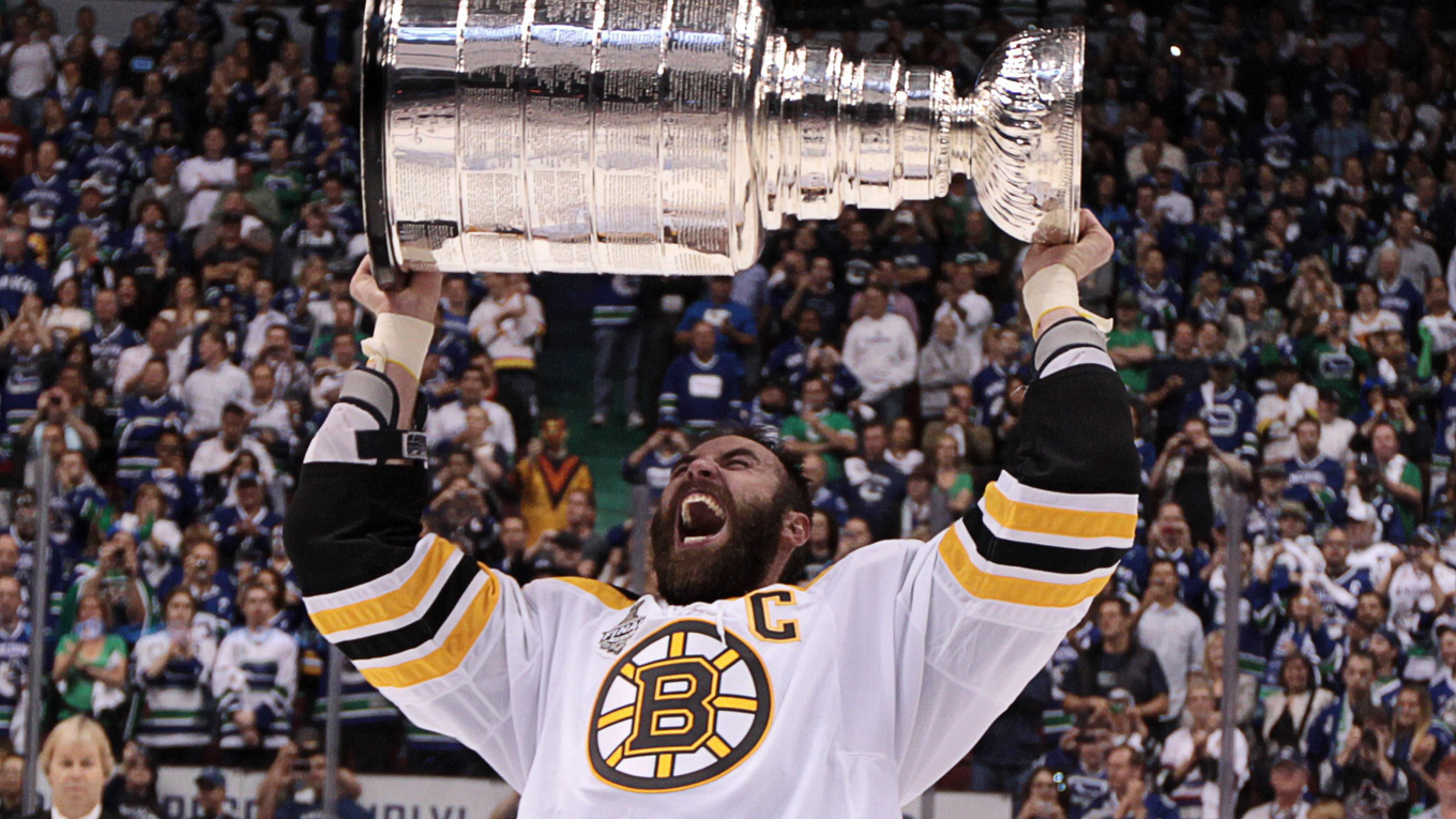 Zdeno Chára sa raduje zo Stanley Cupu v roku 2011.