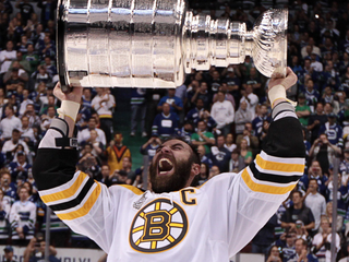 Zdeno Chára sa raduje zo Stanley Cupu v roku 2011.