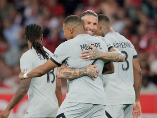 Sergio Ramos a Kylian Mbappé sa tešia po strelenom góle.