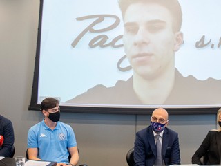 Riaditeľka APHK Aneta Büdi, Stanislav Molnár, obranca HK Nitra Šimon Nemec, Rastislav Konečný a na projekcii videohovoru útočník HK Poprad Filip Mešár 