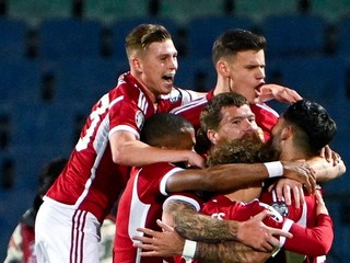 Maďarskí futbalisti sa tešia po strelenom góle v kvalifikácii EURO 2024.