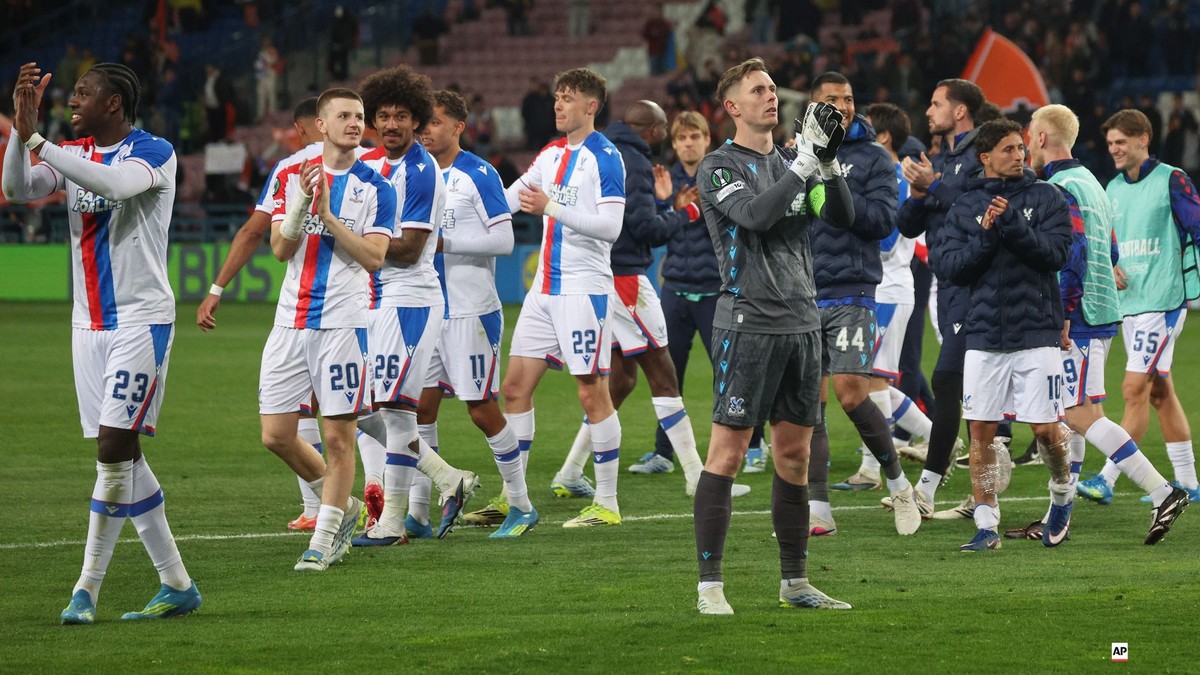 Hráči Crystal Palace oslavujú po výhre nad Šachtarom v zápase semifinále Konferenčnej ligy.