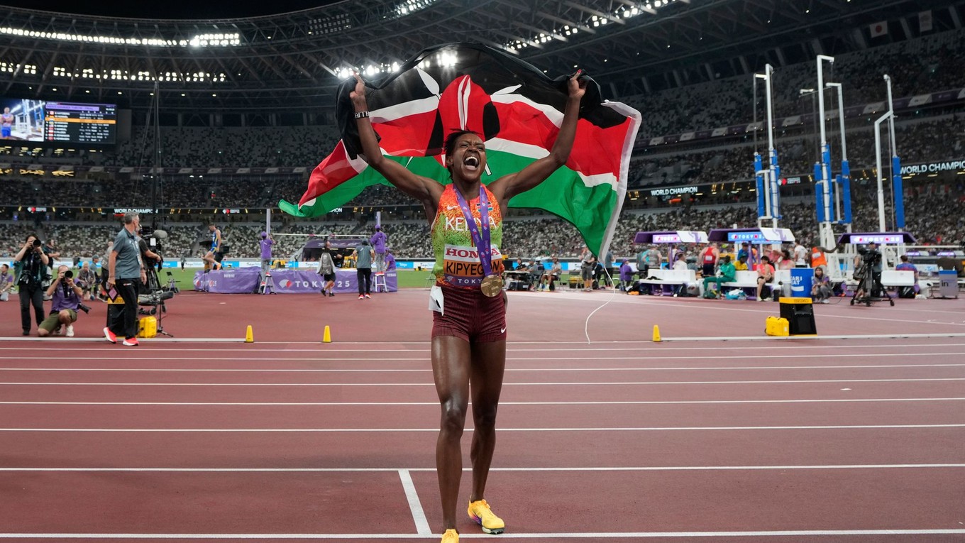Faith Kipyegonová oslavuje víťazstvo.