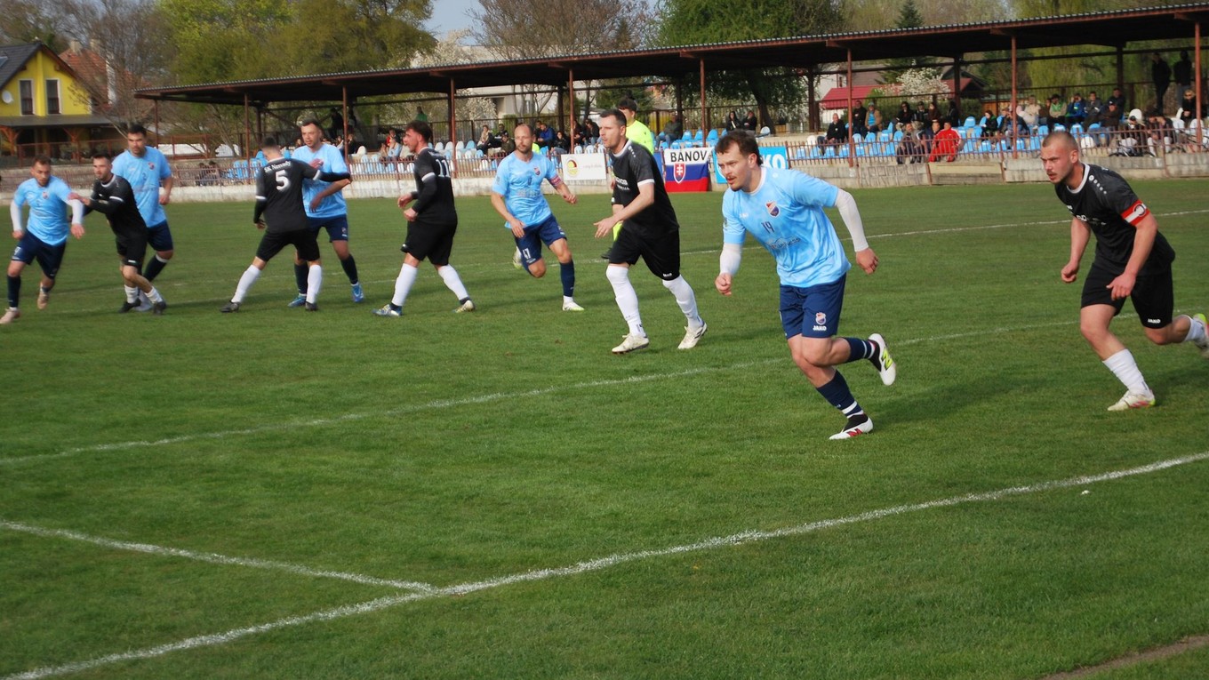 V stretnutí Bánov – Nesvady (2:0) pokrstili domáci nové dresy víťazstvom.