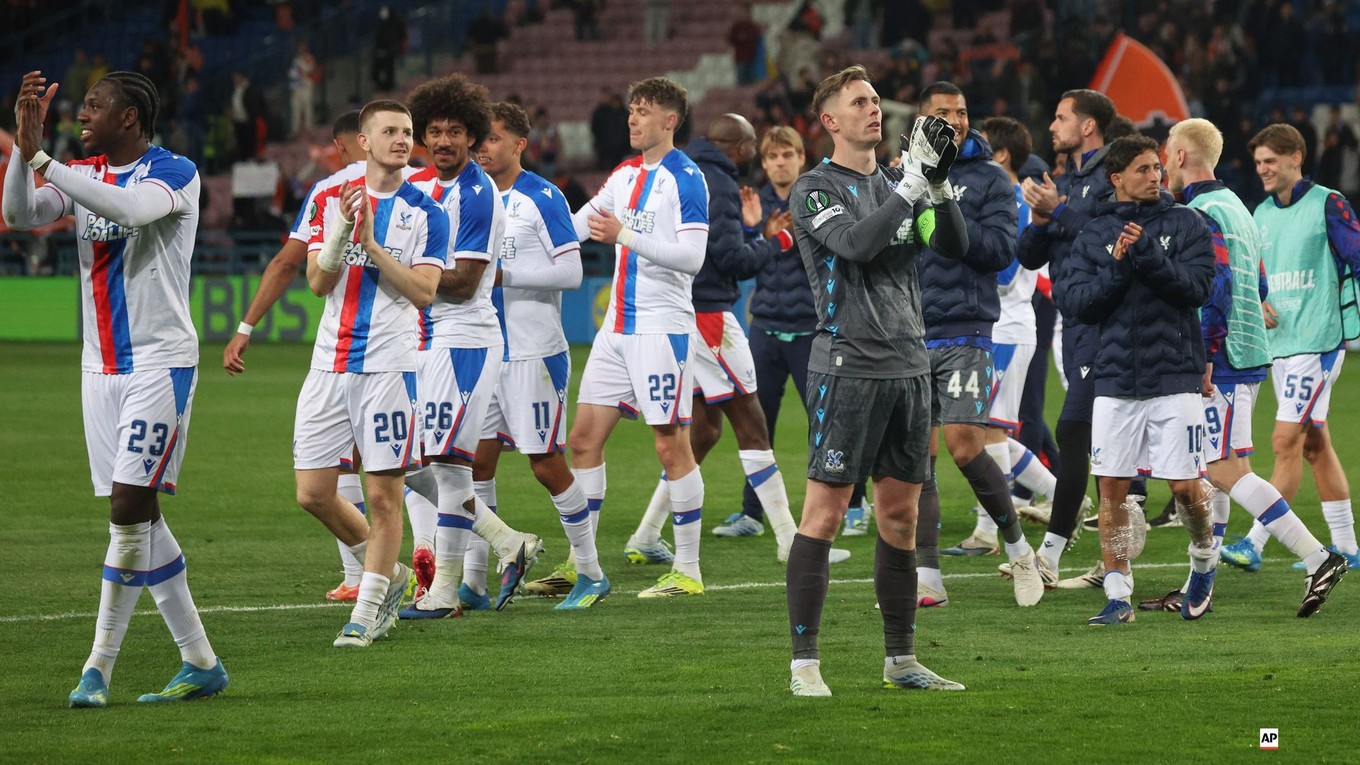 Hráči Crystal Palace oslavujú po výhre nad Šachtarom v zápase semifinále Konferenčnej ligy.
