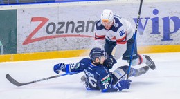 Markus Suchý (Poprad), Tomáš Královič (Bratislava) počas zápasu 49. kola hokejovej Tipos extraligy. 