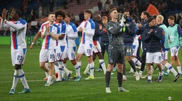 Hráči Crystal Palace oslavujú po výhre nad Šachtarom v zápase semifinále Konferenčnej ligy.