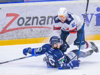 Markus Suchý (Poprad), Tomáš Královič (Bratislava) počas zápasu 49. kola hokejovej Tipos extraligy. 