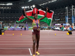 Faith Kipyegonová oslavuje víťazstvo.