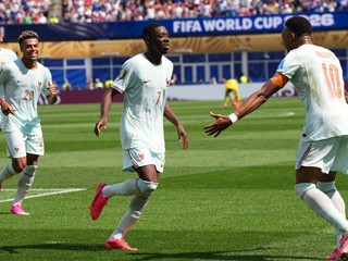 Futbalisti Francúzska oslavujú gól na MS 2026.