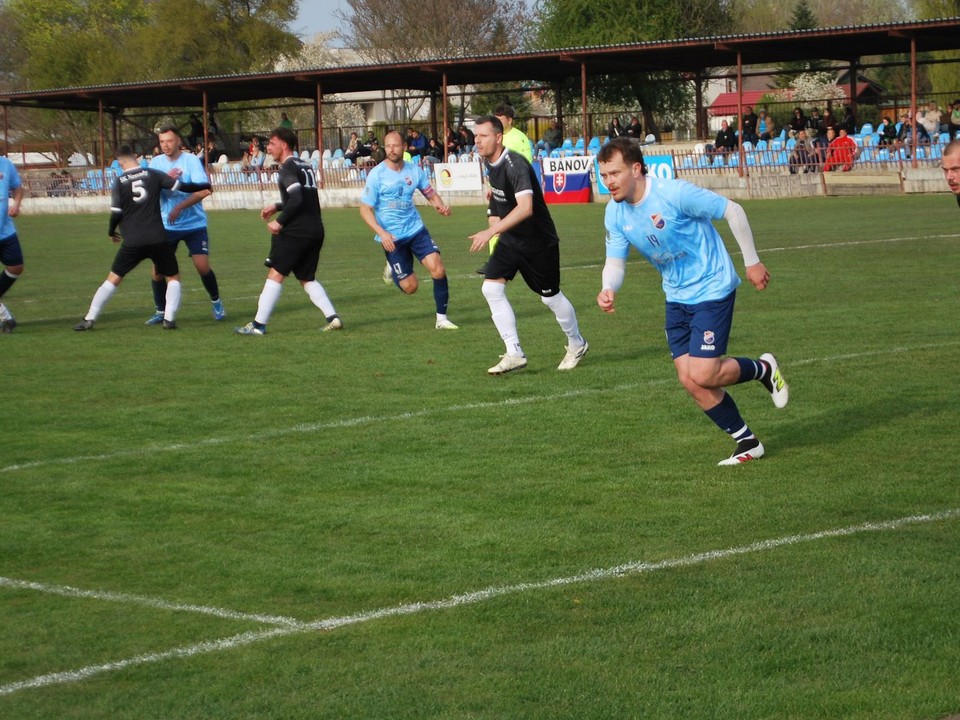 V stretnutí Bánov – Nesvady (2:0) pokrstili domáci nové dresy víťazstvom.