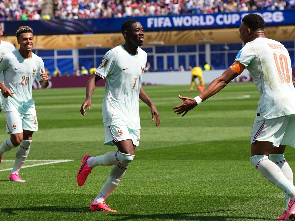 Futbalisti Francúzska oslavujú gól na MS 2026.