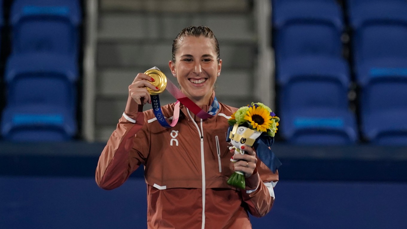 Švajčiarska tenistka Belinda Benčičová so zlatou medailou na OH 2020 / 2021 v Tokiu.