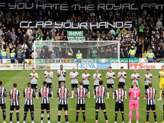 Futbalisti Celtic Glasgow s antimonarchistickým transparentom pred zápasom so St. Mirren.