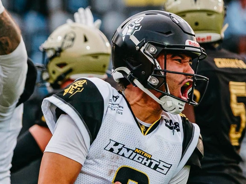 Quarterback Desmod Prusia sa teší z postupu Nitry Knights do Czech Bowlu 2026.