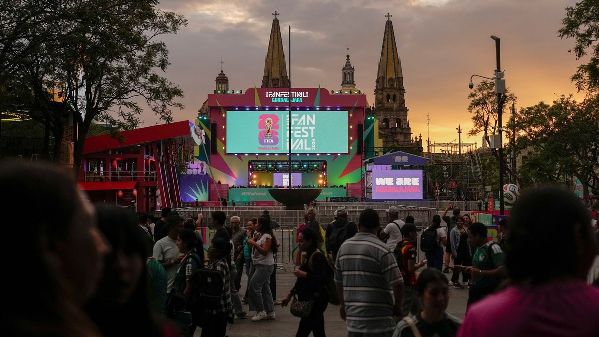 Ľudia sa zhromažďujú neďaleko pódia MS vo futbale počas fanúšikovského festivalu 