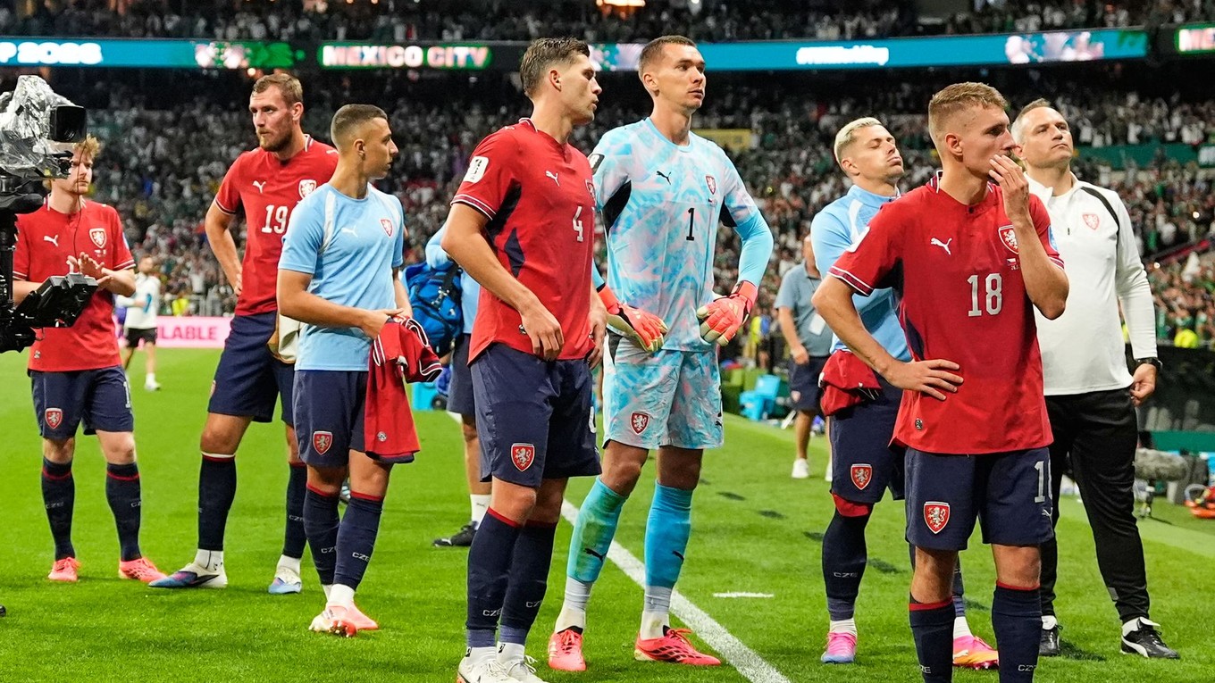Hráči Česka reagujú po prehre v zápase základnej A-skupiny Česko - Mexiko