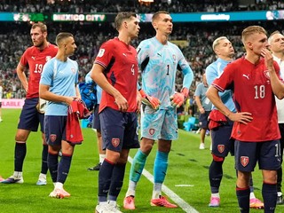 Hráči Česka reagujú po prehre v zápase základnej A-skupiny Česko - Mexiko