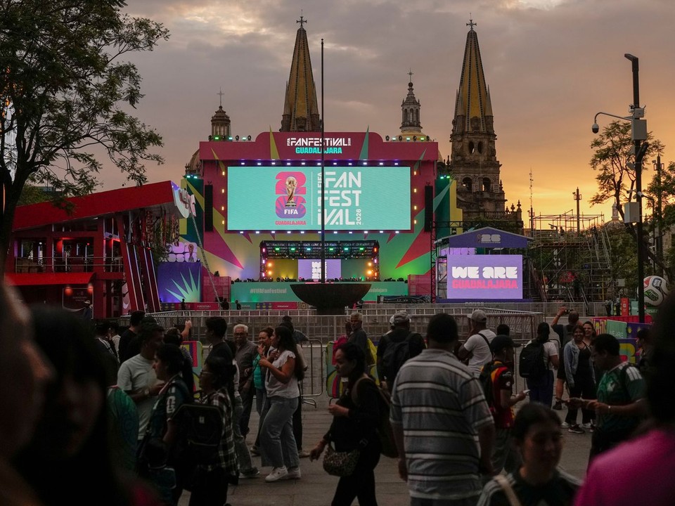 Ľudia sa zhromažďujú neďaleko pódia MS vo futbale počas fanúšikovského festivalu 