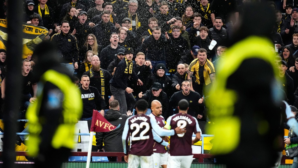 Reakcia fanúšikov Young Boys po góle Donyella Malena (Aston Villa).