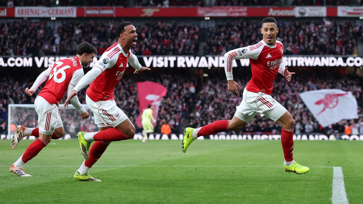 Futbalisti Arsenalu oslavujú gól proti Chelsea.