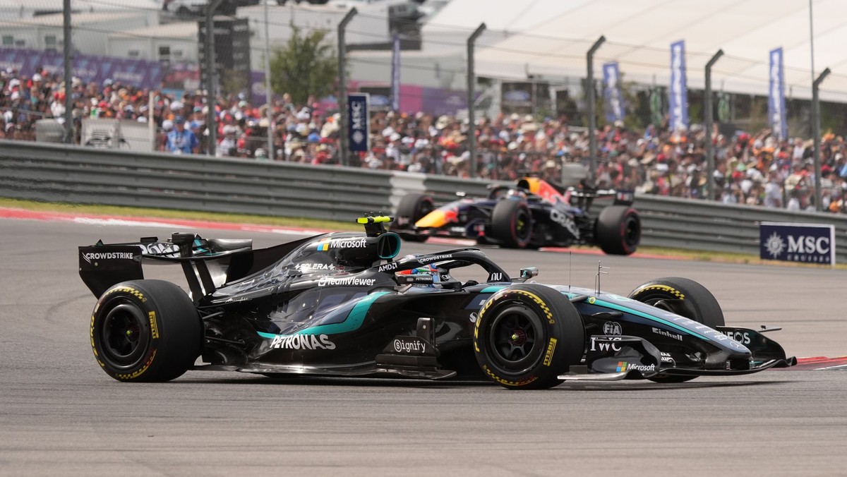 Andrea Kimi Antonelli a v pozadí Max Verstappen počas Veľkej ceny USA.