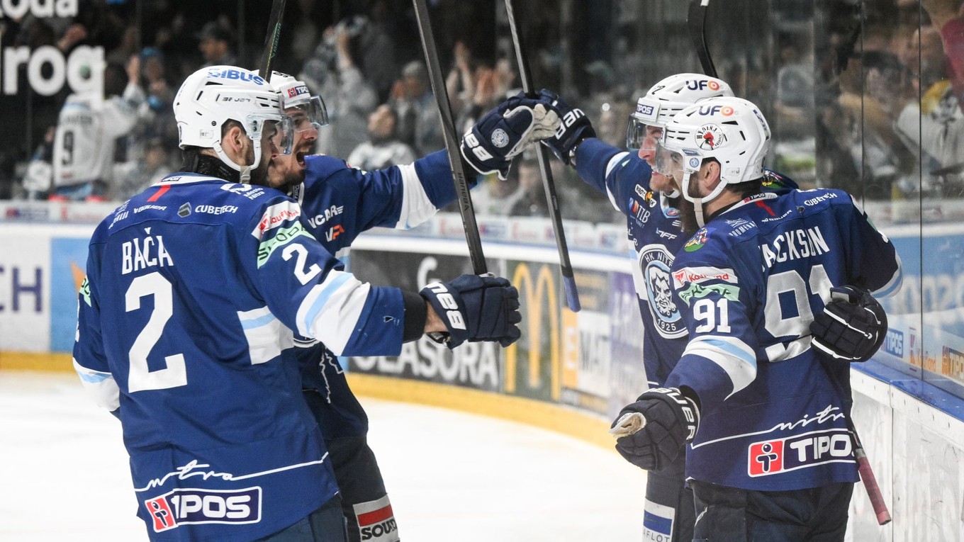 Radosť hráčov Nitry po úvodnom góle v šiestom zápase finále play-off Tipos extraligy HK Nitra - HC Košice.
