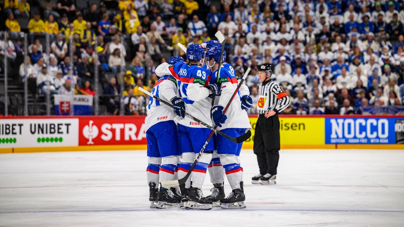 Radosť slovenských hokejistov po góle v zápase Slovensko - Fínsko na MS v hokeji 2025.