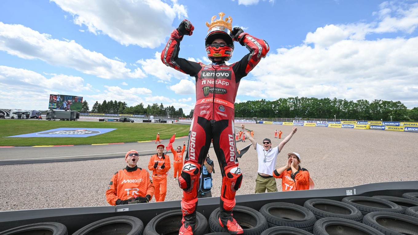 Marc Marquez oslavuje víťazstvo na Veľkej cene Nemecka.