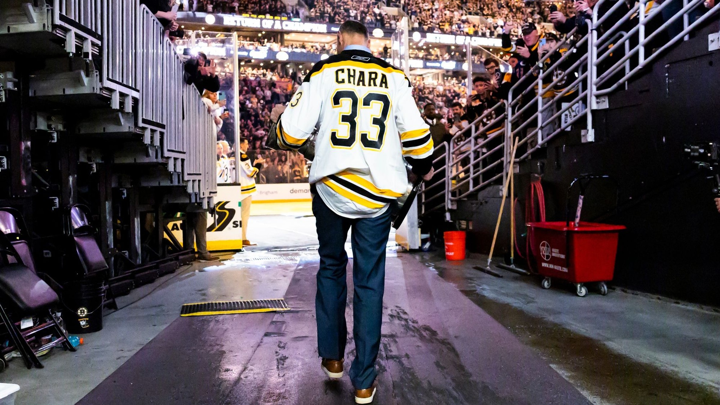 Víťazi Stanleyho pohára z roku 2011 pri oslavách storočnice Bostonu Bruins.