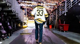 Víťazi Stanleyho pohára z roku 2011 pri oslavách storočnice Bostonu Bruins.