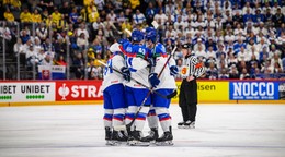 Radosť slovenských hokejistov po góle v zápase Slovensko - Fínsko na MS v hokeji 2025. 