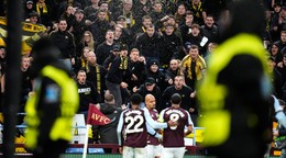 Reakcia fanúšikov Young Boys po góle Donyella Malena (Aston Villa).
