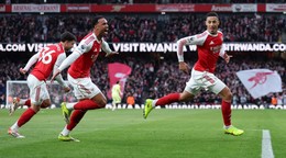 Futbalisti Arsenalu oslavujú gól proti Chelsea.