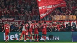 Hráči Bayernu oslavujú gól s fanúšikmi.