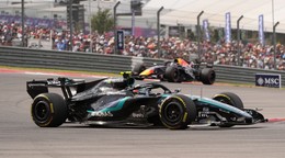 Andrea Kimi Antonelli a v pozadí Max Verstappen počas Veľkej ceny USA.