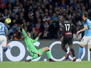 Rafael Leao strieľa gól v zápase SSC Neapol - AC Miláno.