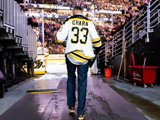 Víťazi Stanleyho pohára z roku 2011 pri oslavách storočnice Bostonu Bruins.