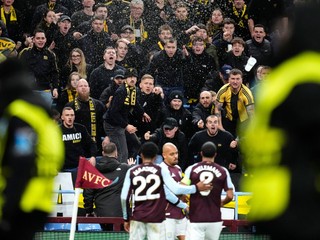 Reakcia fanúšikov Young Boys po góle Donyella Malena (Aston Villa).