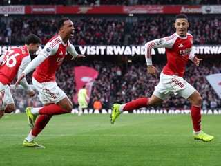 Futbalisti Arsenalu oslavujú gól proti Chelsea.