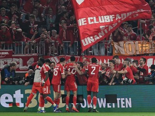 Hráči Bayernu oslavujú gól s fanúšikmi.
