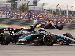 Andrea Kimi Antonelli a v pozadí Max Verstappen počas Veľkej ceny USA.