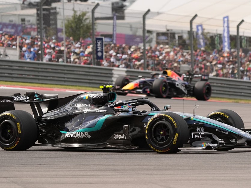 Andrea Kimi Antonelli a v pozadí Max Verstappen počas Veľkej ceny USA.