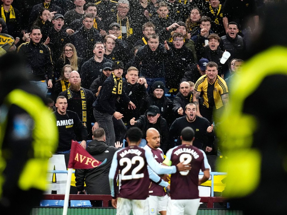 Reakcia fanúšikov Young Boys po góle Donyella Malena (Aston Villa).