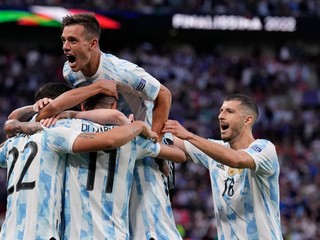 Futbalisti Argentíny sa tešia z gólu v zápase o Pohár šampiónov. 