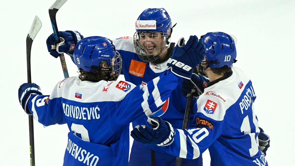 Mladí slovenskí hokejisti, zľava Luka Radivojevič, Alex Miroslav Zálešák a Tomáš Pobežal. 