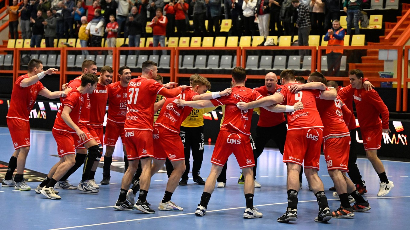 Hráči MŠK Považská Bystrica oslavujú víťazstvo. 
